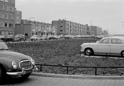 127440 Afbeelding van in verband met de Voorjaarbeurs in de Van Vollenhovenlaan te Utrecht geparkeerde auto's.